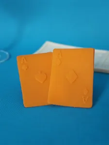 Vista dettagliata delle carte da gioco in pasta di zucchero arancione fatte con lo stampo