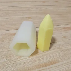 Vista detallada del molde de silicona con forma de lápiz y vela de cera acabada