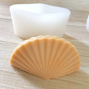 Vue détaillée du moule en silicone de coquillage avec un ornement en cire texturé.