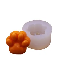 Katzenpfoten-Silikonform für Schokoladenmousse und Seife mit fertigem Produkt
