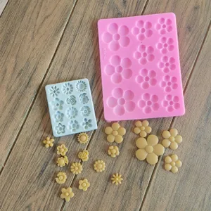 Vista dettagliata di stampi in silicone per fiori con decorazioni per torte in fondente