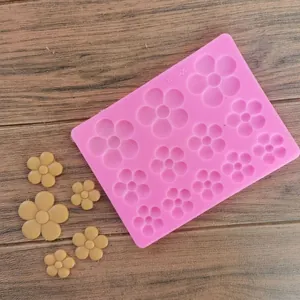 Vista dettagliata di uno stampo professionale in silicone rosa a forma di margherita dolci.