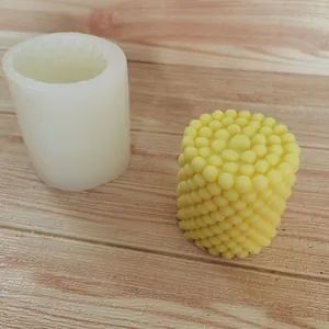 Detailansicht der 3D-zylindrischen Silikonform und der gelben Kerze mit runder Kugelstruktur