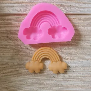 Vista dettagliata dello stampo in silicone arcobaleno con campione finito marrone