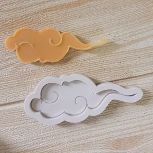 Dettaglio di due stampi in silicone a forma di nuvola per decorazioni di torte e cioccolato