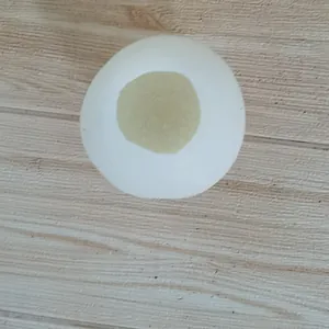 Primer plano de la textura interior de un molde de silicona para velas de rosa 3D