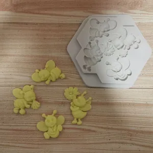 Detailansicht der sechseckigen Bienen-Silikonform mit süßen gelben Fondant-Bienen