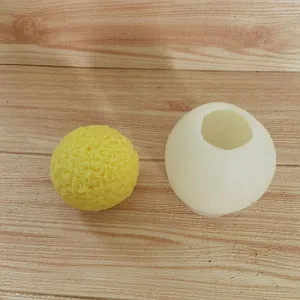 Vista detallada del molde de silicona de bola de rosa 3D con esfera de vela terminada.