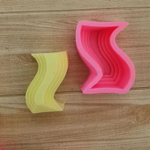 Vue de dessus de moules en silicone géométriques roses et jaunes pour bougies