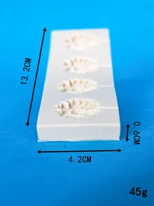 Gedetailleerde afmetingen en gewicht van de siliconen mal met vier kleine madeliefjes