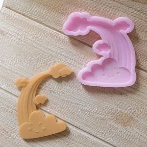Dettaglio dello stampo in silicone arcobaleno nuvola con campione in gesso finito