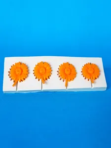 Detailweergave van een siliconen mal voor madeliefjes met 4 holtes en bloemen