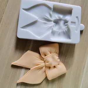 Detailaufnahme der großen Schleifen-Silikonform und der fertigen Dekoration aus Ton