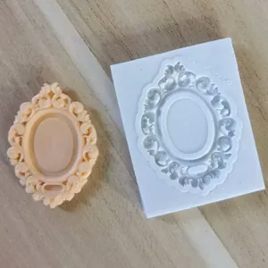 Detailweergave van barokke reliëf fotolijst siliconen mal en het eindproduct