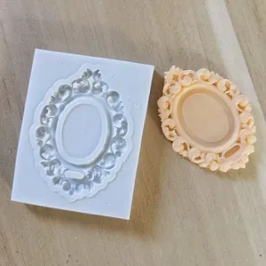 Gedetailleerd overzicht van een vintage ovale siliconen mal en het fondant eindresultaat