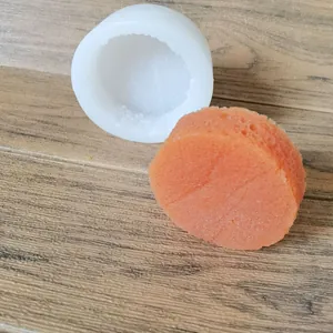 Detailweergave van de DIY siliconen mal voor aromatherapie en oranje gipsschijf.