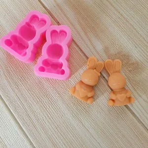 Dettaglio dello stampo in silicone a forma di coniglio con cuore e prodotti finiti