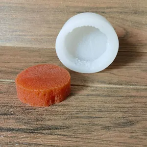 Gedetailleerde weergave van een ronde siliconenvorm met een oranje getextureerd DIY-stuk