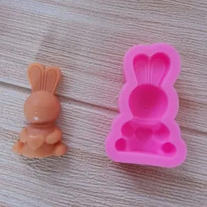 Vista dettagliata dello stampo in silicone a forma di coniglio e coniglietto di cioccolato