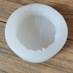 Gedetailleerd bovenaanzicht van een ronde witte siliconen mal voor DIY aroma gips