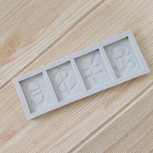 Detalle de molde de silicona gris con símbolos de monedas para decorar pasteles