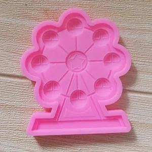 Nahaufnahme einer rosa Silikonform in Riesenradform für die Tortendekoration