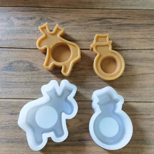Vue détaillée des moules en silicone en forme de bonhomme de neige et de renne