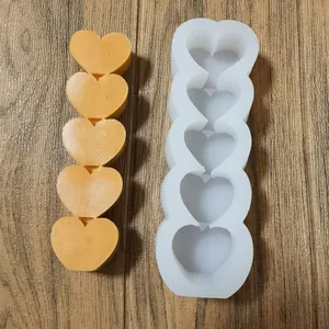 Gedetailleerd overzicht van een 5-hart siliconen mal met afgewerkte oranje kaars