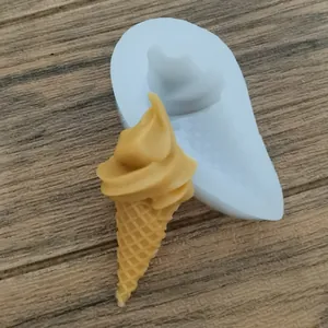 Siliconen vorm voor ijshoorntjes voor DIY-projecten naast het eindproduct op hout
