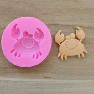 Vista detallada del molde de silicona de cangrejo rosa con su producto de fondant beige