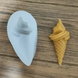 Gedetailleerd zicht op de ijsje siliconen vorm en het afgewerkte wasproduct.