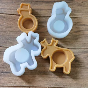 Vue détaillée des moules en silicone bonhomme de neige et cerf avec produits.