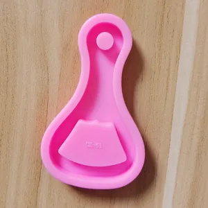 Vue détaillée d'un moule en silicone rose en forme de décapsuleur pour bricolage en résine.