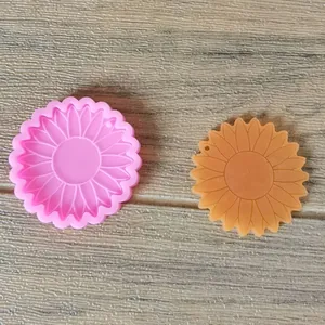 Primer plano del molde de silicona de girasol rosa y colgante de resina terminado