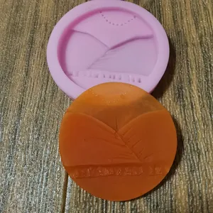 Detailansicht der Silikonform für Anzug und Krawatte mit orangefarbenem Fondantdekor.