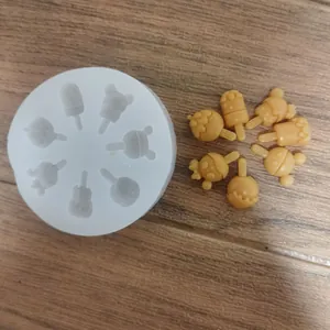 Vista detallada del molde de silicona con varias formas de mini postres y personajes