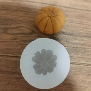 Détail d'un moule circulaire en silicone avec un produit fini en forme de mandarine