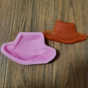Detailansicht einer rosa Silikonform für Cowboyhüte mit einem braunen Fondant-Stück