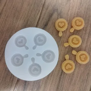 Molde de silicona blanco para galletas con forma de corazón y decoraciones de pasteles.