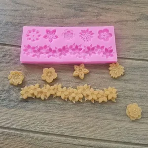 Vista dettagliata dello stampo in silicone a fiori rosa con campioni su legno