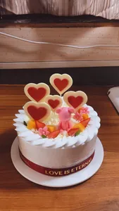Primo piano di una torta decorata con cioccolatini a forma di cuore fatti con lo stampo
