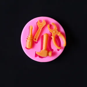 Dettaglio dello stampo in silicone con forme di attrezzi per decorazioni di torte.