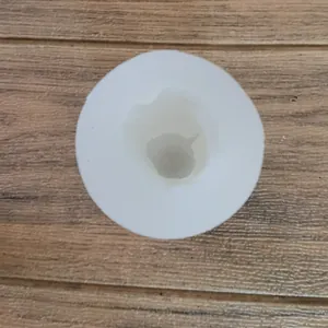 Vista superior de un molde de silicona blanco para hacer velas de pequeño Buda