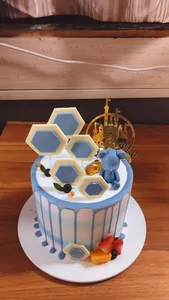 Vista dettagliata delle decorazioni per torte in cioccolato esagonali in silicone