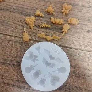 Molde de silicona y piezas acabadas con varias formas decorativas de corazones