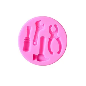 Stampo in silicone rosa con forme di martello cacciavite pinza per decorazione torte