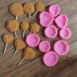 Dettaglio stampi in silicone per lecca-lecca a cuore, cerchio ed esagono con dolci