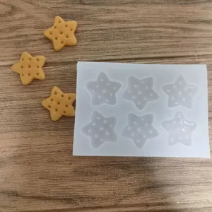 Detalle de un molde de silicona de 6 cavidades con forma de estrella para decoración