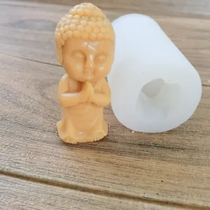 Detalle de molde de silicona de pequeño Buda y vela terminada en madera