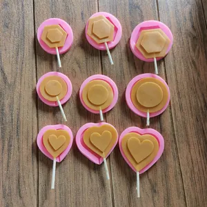 Vista dettagliata degli stampi in silicone per lecca-lecca a forma di cuore, tondi ed esagonali